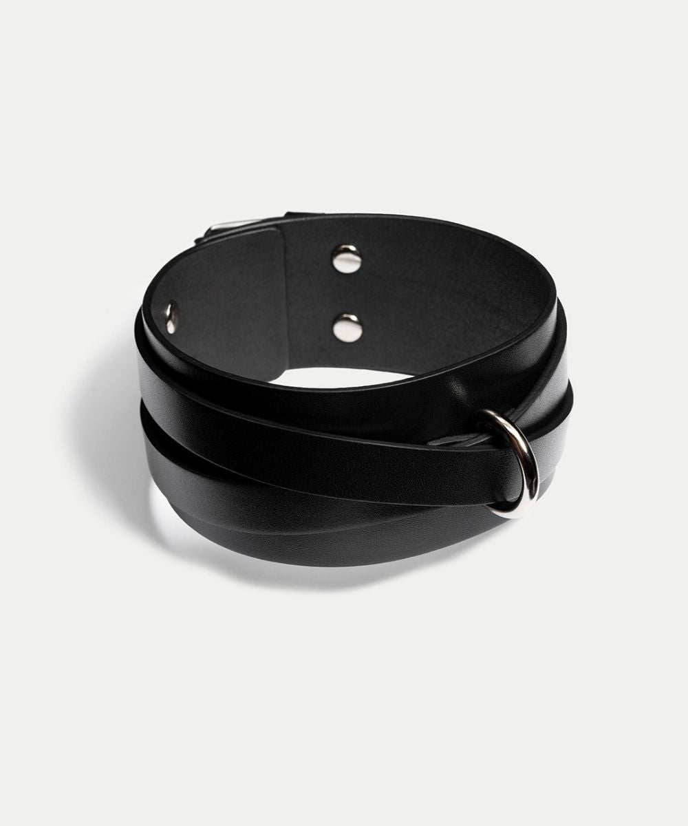 قلادة جلدية كارلي مع حبل قصير